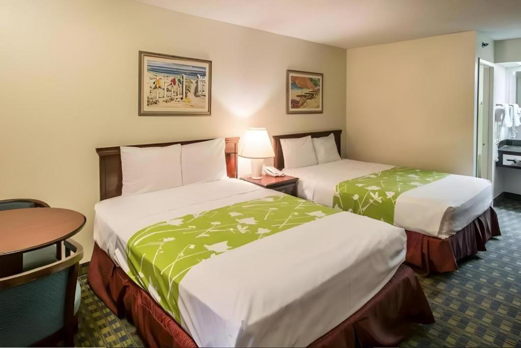 Quality Inn Селебрейшн Экстерьер фото