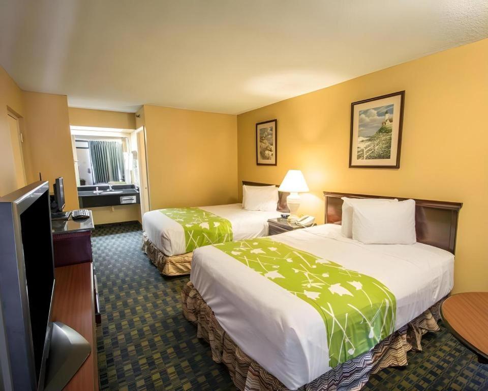 Quality Inn Селебрейшн Экстерьер фото