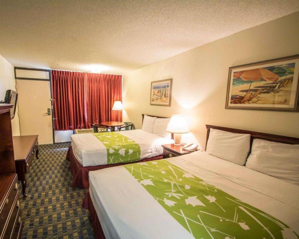 Quality Inn Селебрейшн Экстерьер фото