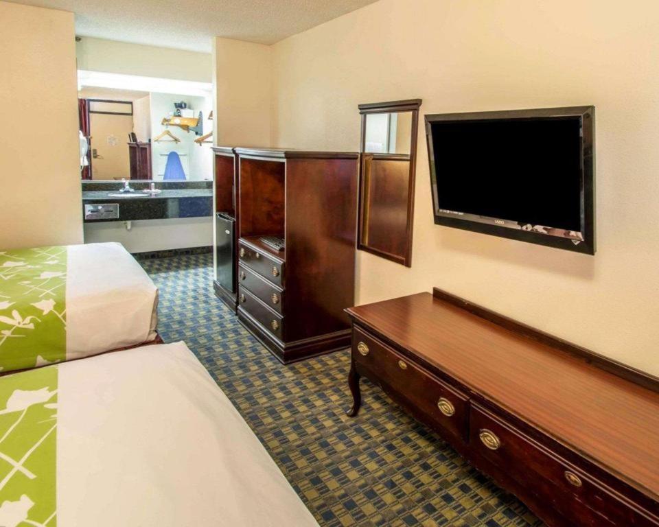 Quality Inn Селебрейшн Экстерьер фото