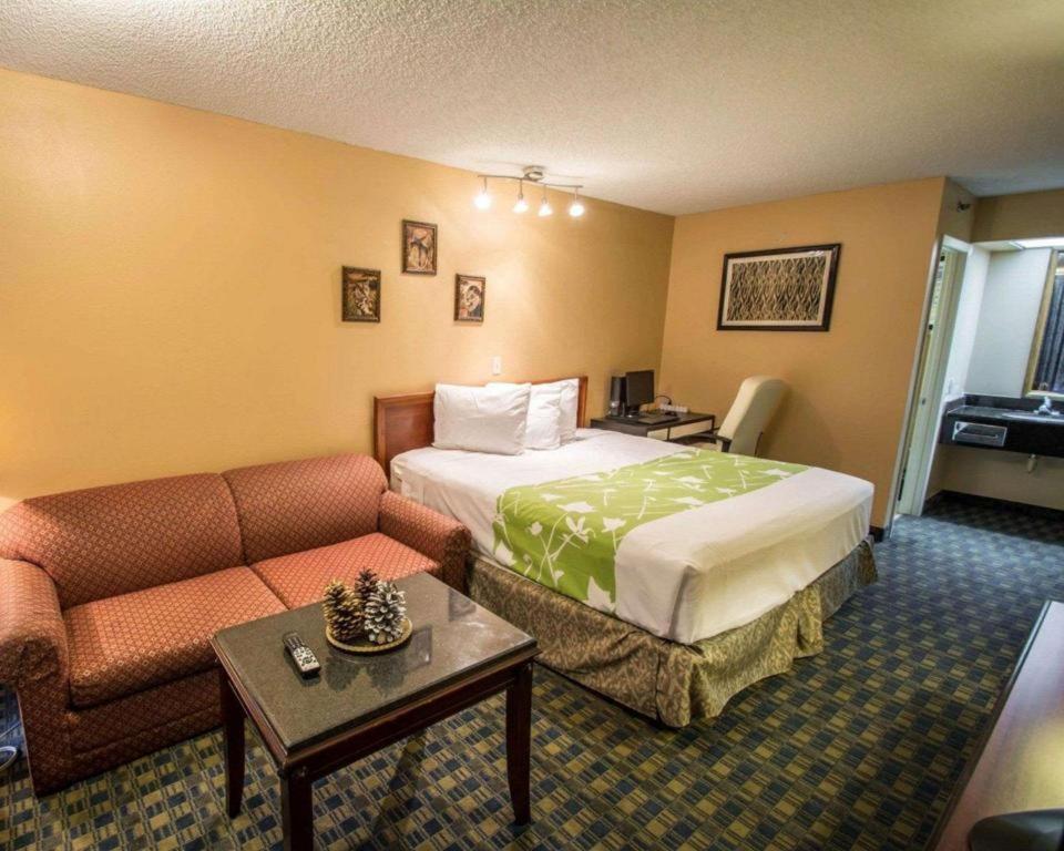 Quality Inn Селебрейшн Экстерьер фото