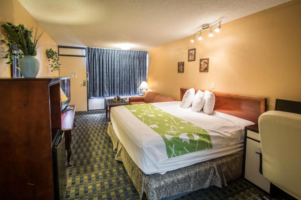 Quality Inn Селебрейшн Экстерьер фото