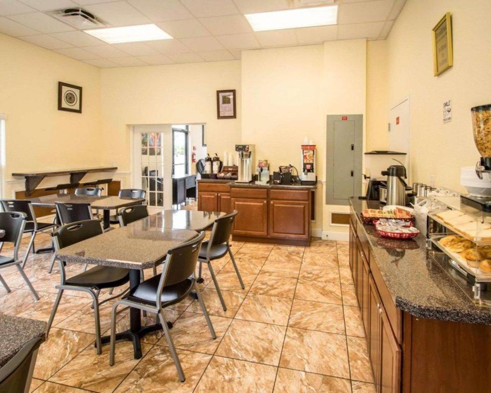 Quality Inn Селебрейшн Экстерьер фото