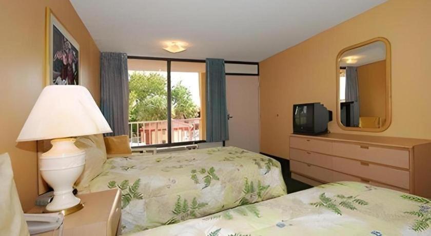 Quality Inn Селебрейшн Экстерьер фото