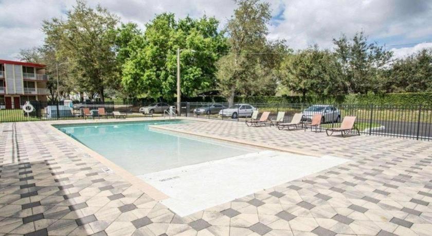 Quality Inn Селебрейшн Экстерьер фото