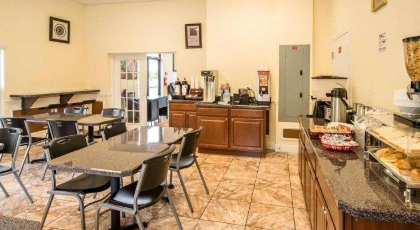 Quality Inn Селебрейшн Экстерьер фото